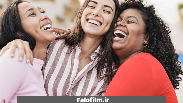 عکس چند زن که در کنار یکدیگر میخندند