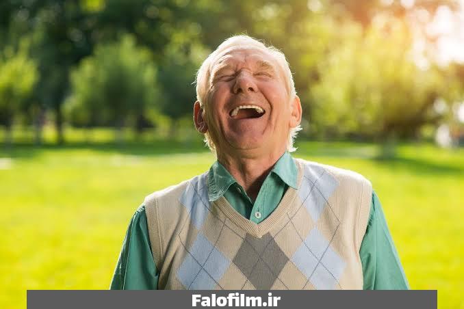 یک پیرمرد در حال خندیدن