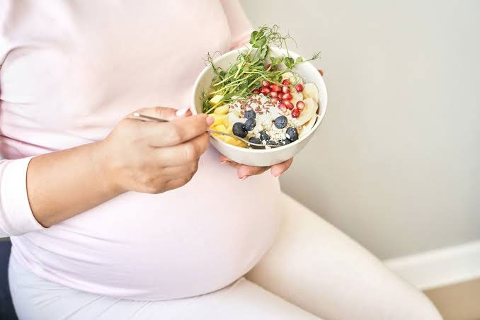 عکس غذا خوردن یک زن باردار