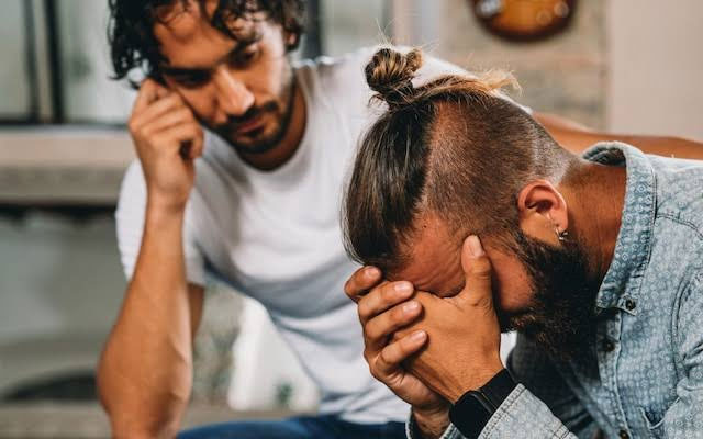 عکس یک دوست در حال گریه کردن