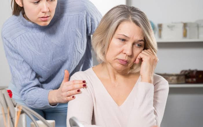 عکس مادری که در حال گریه کردن است و دخترش او را دلداری میدهد