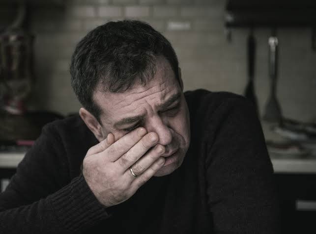 عکس پدر در حال گریه کردن