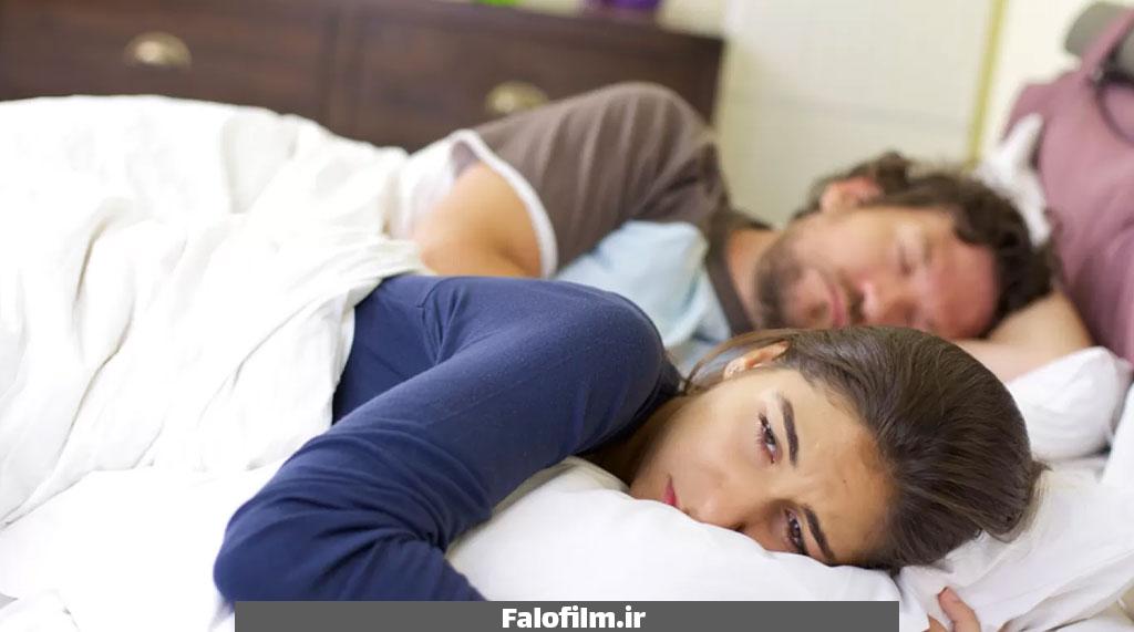 عکس یک زن و شوهر که در کنار یکدیگر خوابیده اند