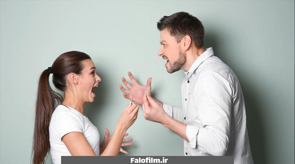 عکس یک زوج که به شدت در حال بحث کردن هستند