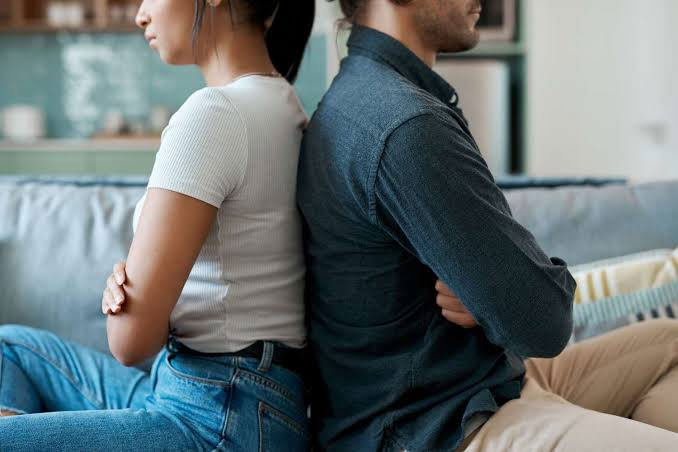 عکس یک زن و شوهر که پشت به هم نشسته اند