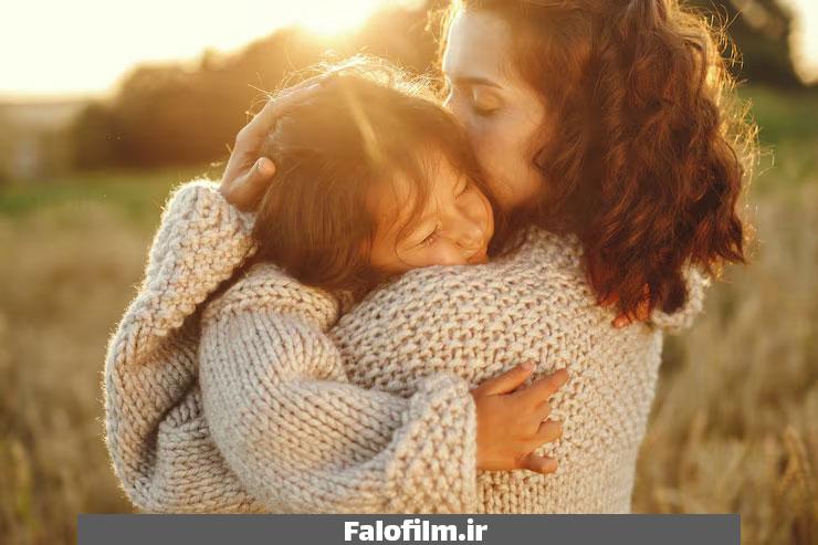 عکس یک مادر و دختر که یکدیگر را در آغوش گرفتهاند