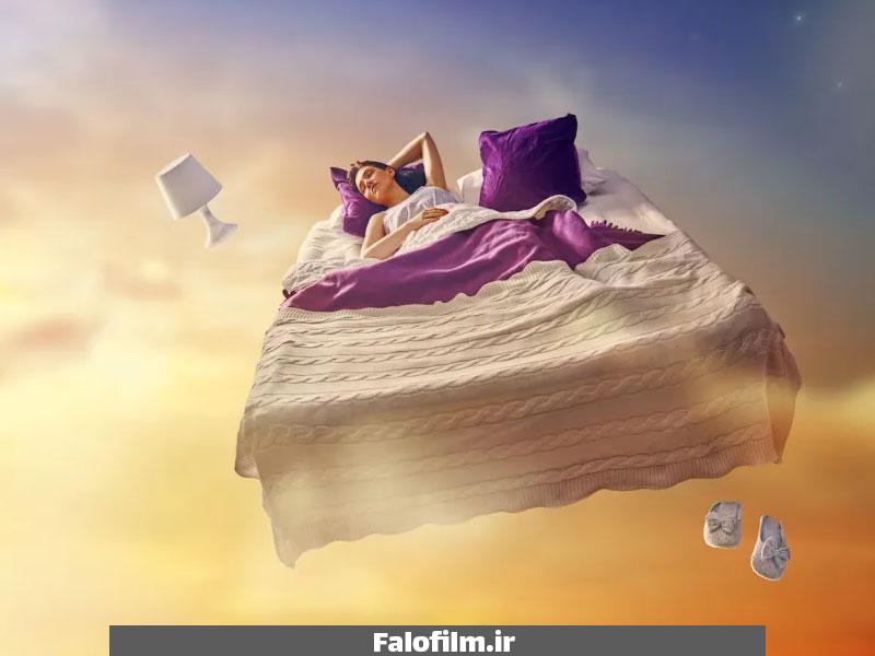 یک زن خوابیده روی تخت
