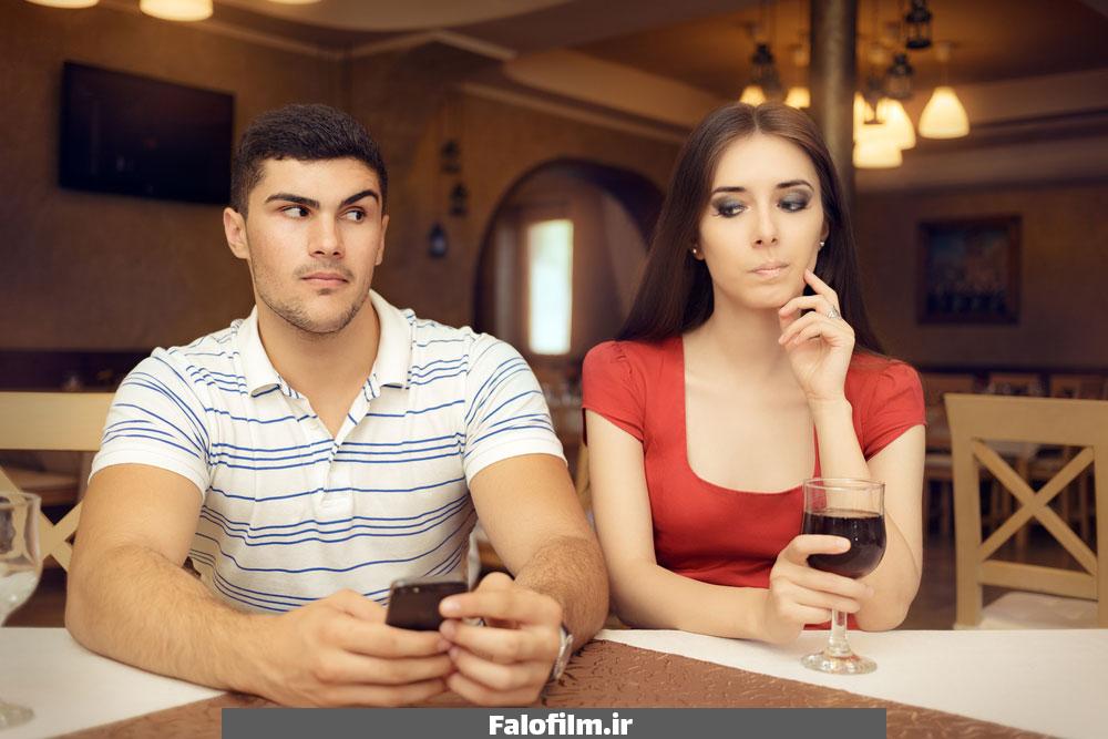 عکس یک زوج که به یکدیگر مشکوک هستند