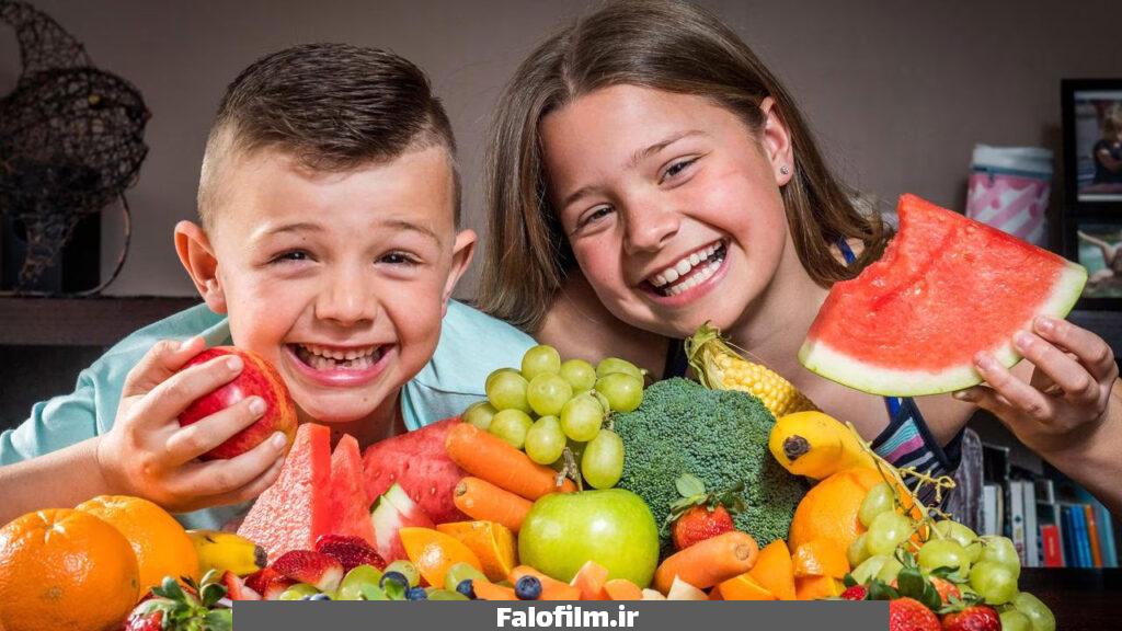 عکس دو کودک در حال خوردن میوه های تابستانی