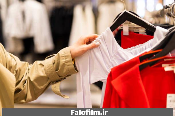 عکس یک زن در حال خرید لباس از مغازه