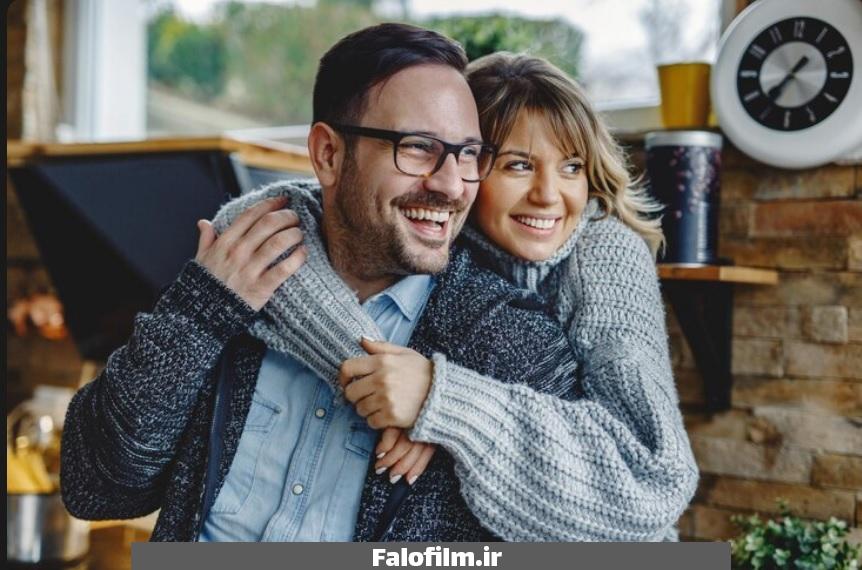 یک زوج شاد در کنار یکدیگر