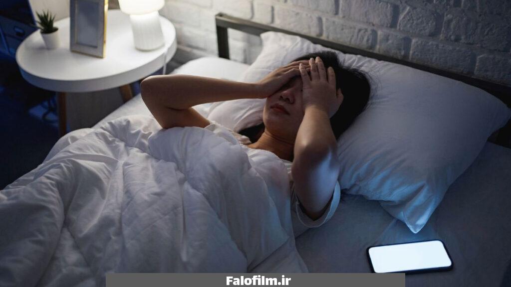 عکس یک زن که خواب یک متوفی را دیده و احساس خوبی ندارد