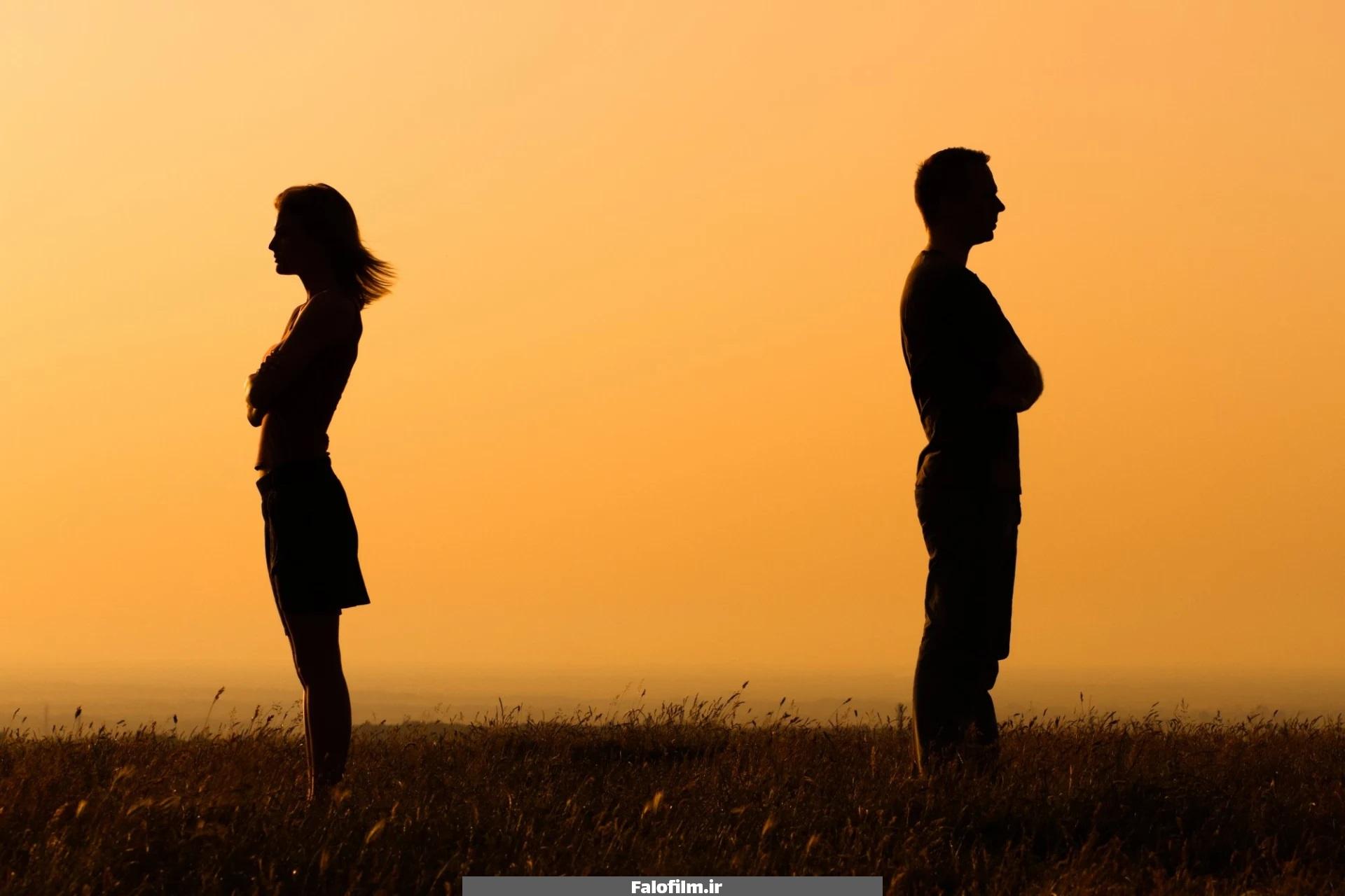 عکس یک زوج در حال دور شدن از هم