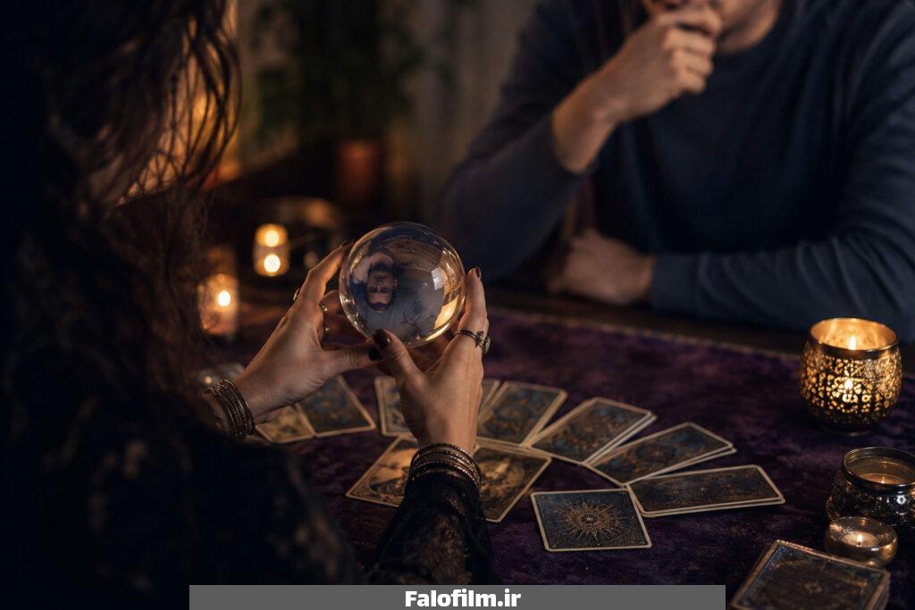 عکس یک فال گیر که میخواهد بداند آیا معشوق دلش تنگ شده است یا نه