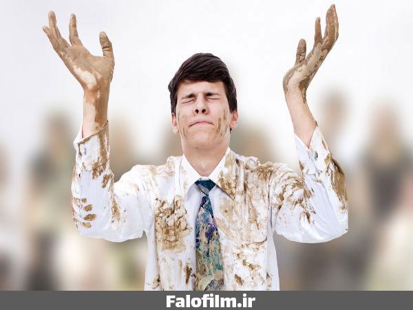 عکس یک پسر که لباس کثیف و گلی بر تن دارد