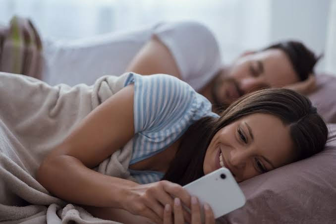 عکس یک زن در حال خیانت کردن به همسرش