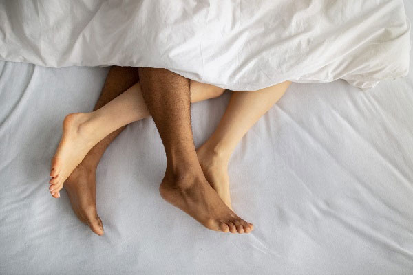 عکس یک زن و مرد در حال رابطه جنسی