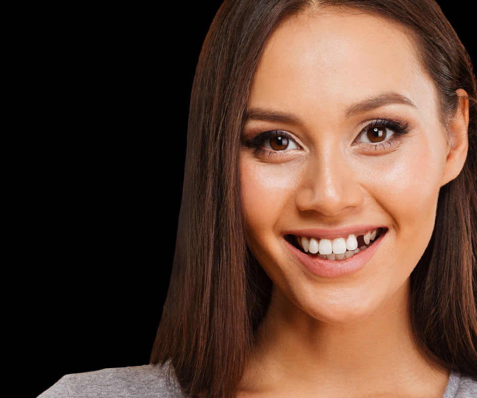 عکس یک زن که یکی از دندان های خود را از دست داده