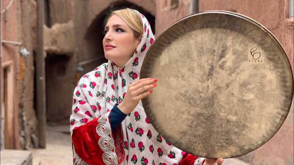 عکس دختر مجرد در حال دف زدن