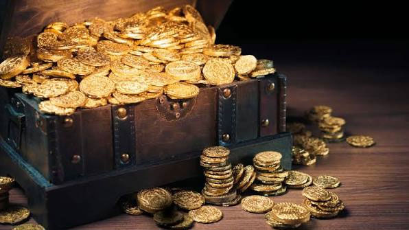 عکس یک صندوقچه پر از سکه های قدیمی