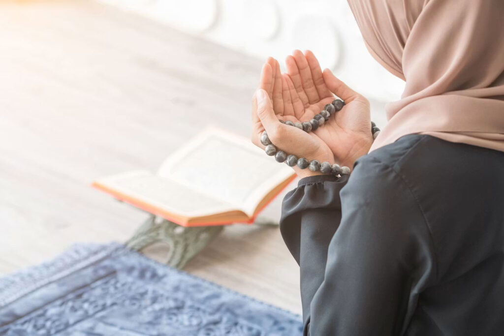 عکس یک زن در حال خواندن قرآن