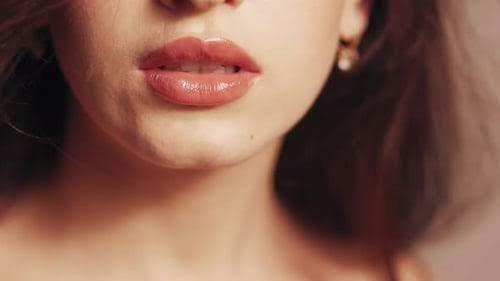 عکس لب‌های یک زن