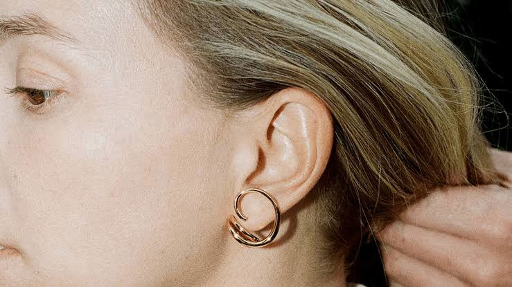 عکس یک دختر مجرد که گوشواره دارد