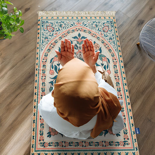 یک زن و سجاده اش