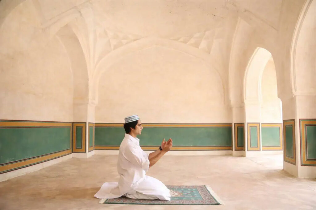 یک مرد و سجاده اش