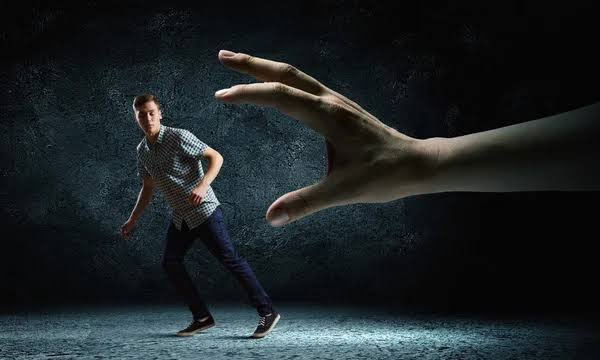 عکس مردی که از یک موجود ترسناک فرار میکند
