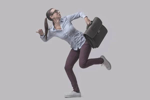 عکس یک زن در حال فرار کردن