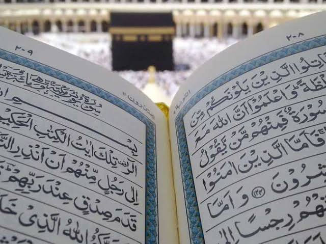 عکس قرآن خواندن در کعبه