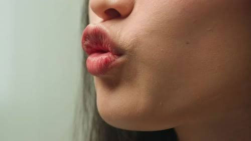 عکس لب‌های غنچه یک دختر