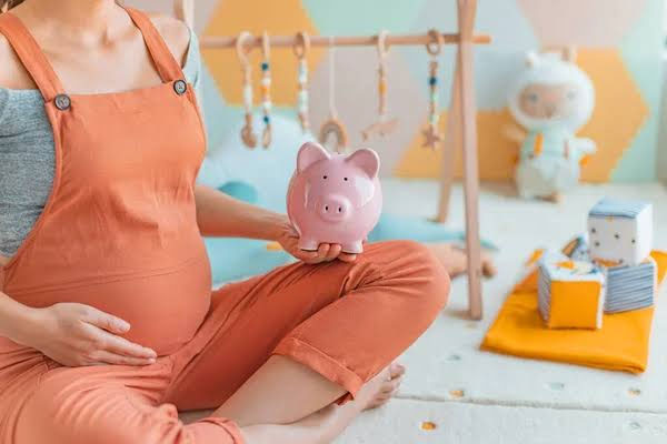 عکس یک زن باردار در کناب اسباب بازی ها