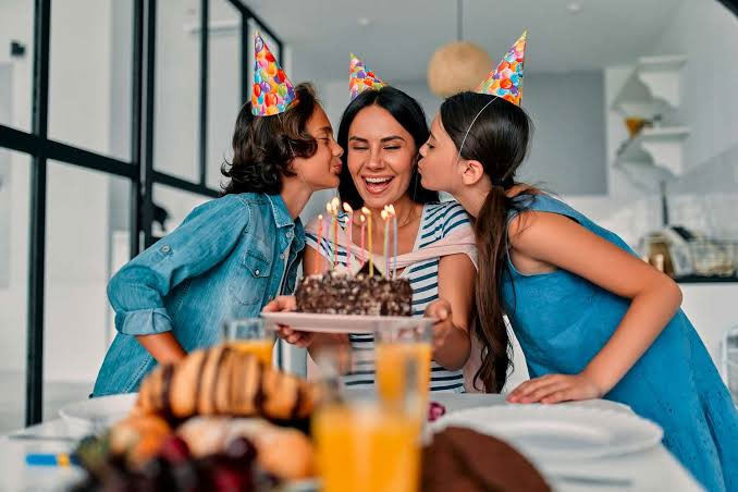 عکس تولد مادر به همراه دو تا از دخترانش
