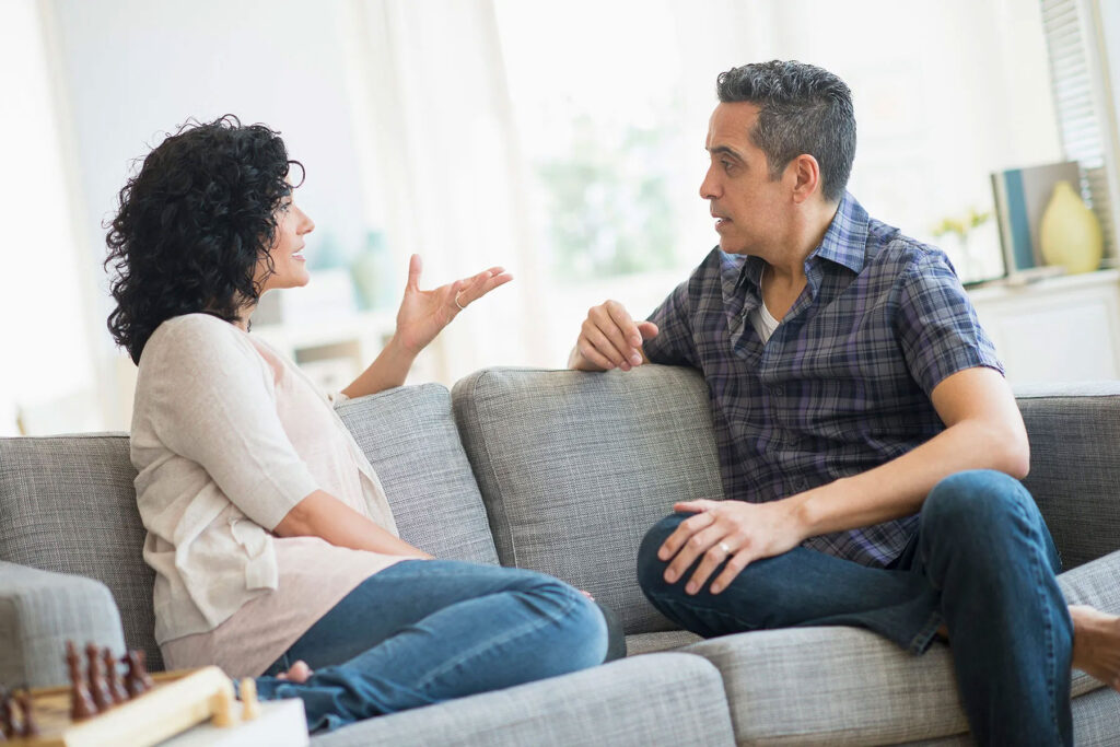 یک زن و مرد در حال صحبت در مورد گسلایتینگ