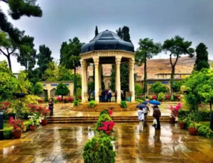 دربارۀ این مقاله بیشتر بخوانید تفسیر غزل اول حافظ (الا یا ایها الساقی ادر کاسا و ناولها) + فال