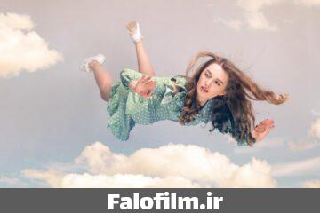 دختر جوان در حال پرواز در آسمان در خواب